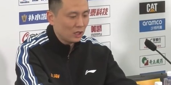 胜北京发布会！卢伟肯定攻守+2小外发挥，展望季后赛寄语多鼓励！