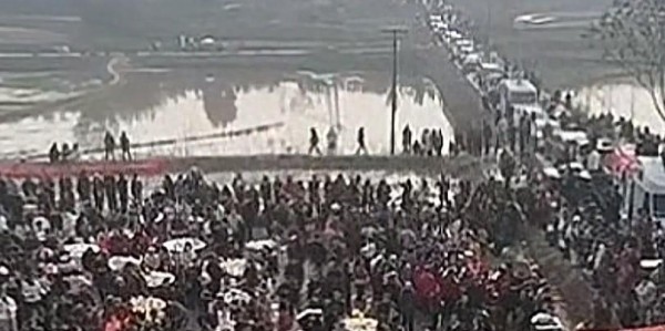 五星视频-央视车被堵外面，人民日报下场，白衬衫守护，呆呆成为历史第一人